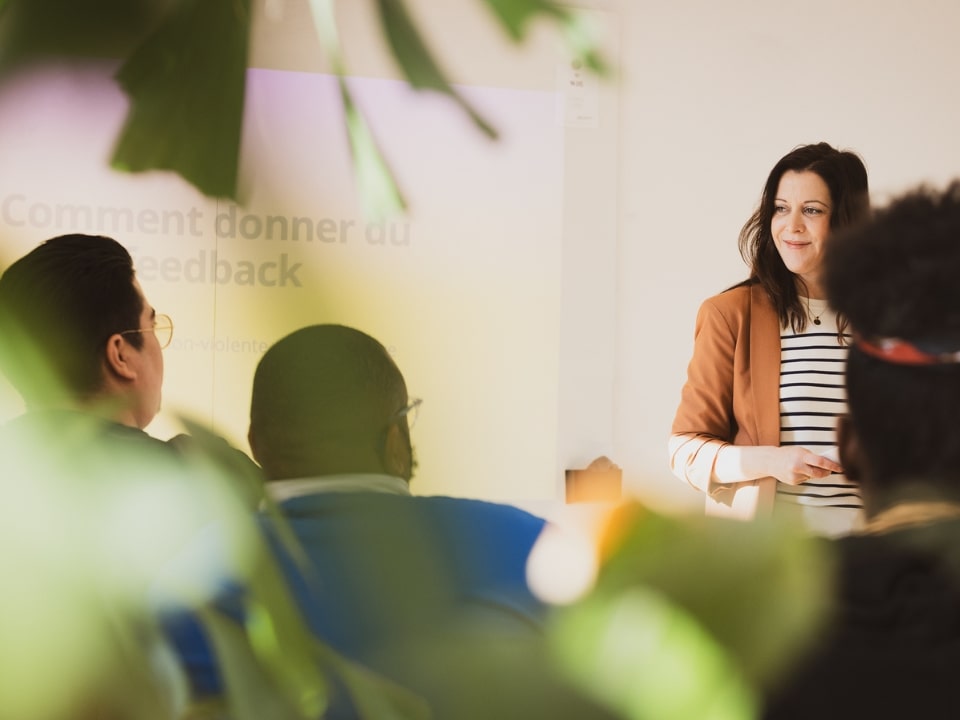 La formatrice donne un cours conseiller de vente externe